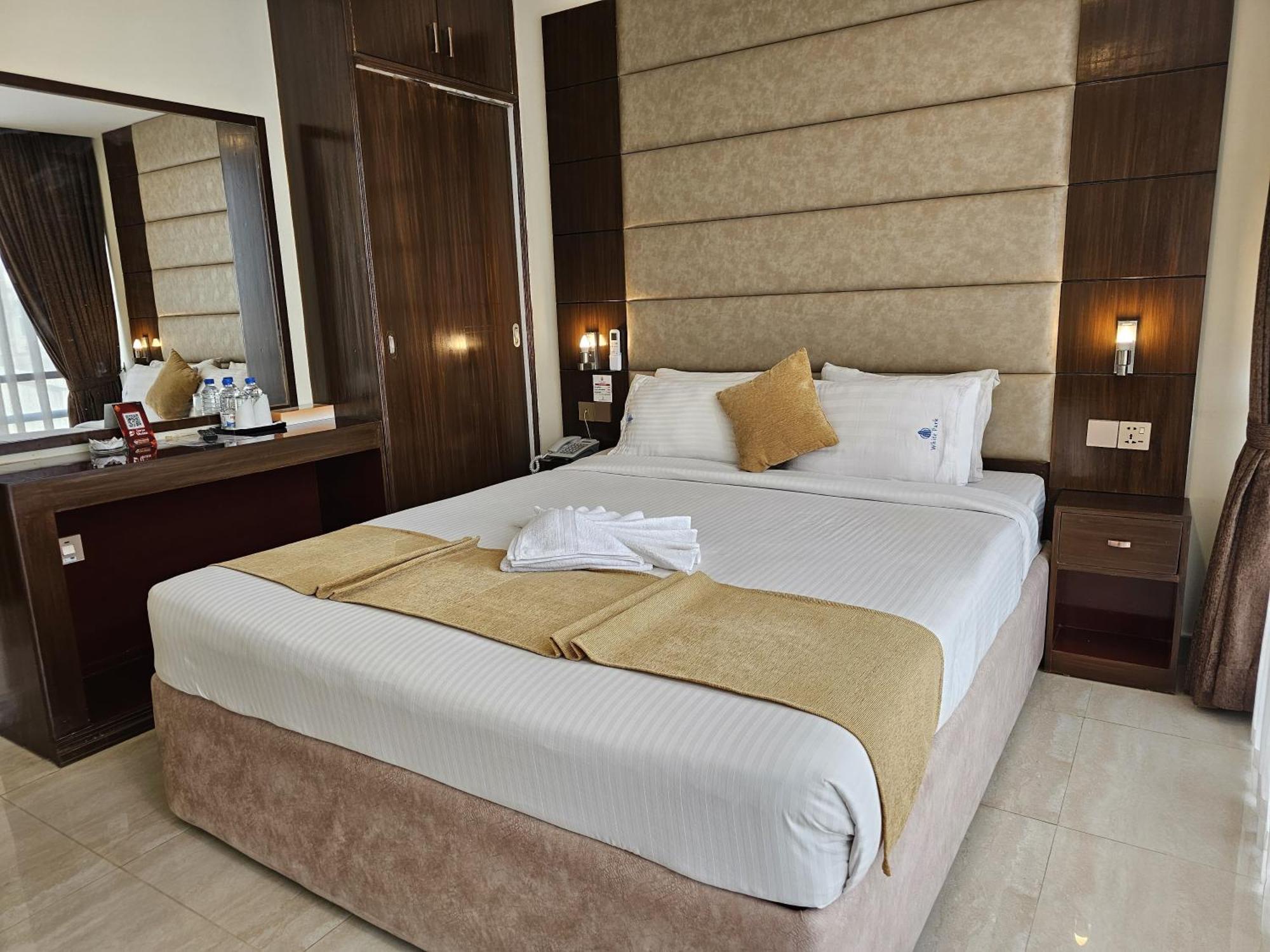White Park Hotel & Suites 吉大港 外观 照片