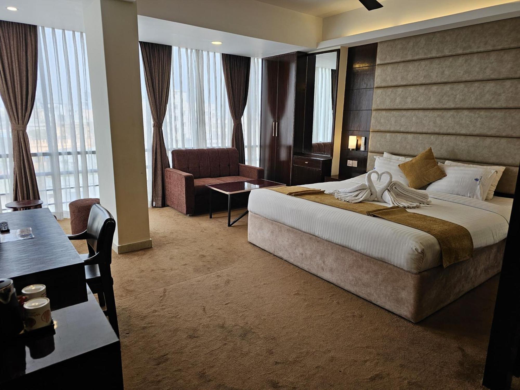 White Park Hotel & Suites 吉大港 外观 照片