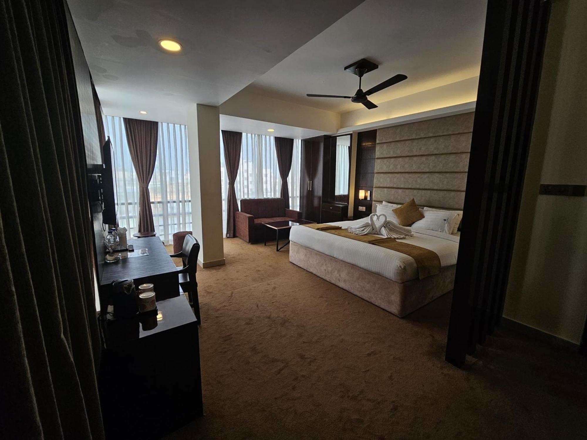 White Park Hotel & Suites 吉大港 外观 照片
